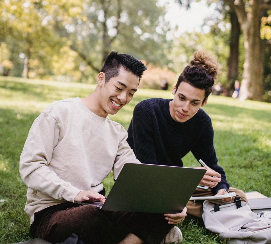 Programmieren: Studierende im Park vor einem Notebook